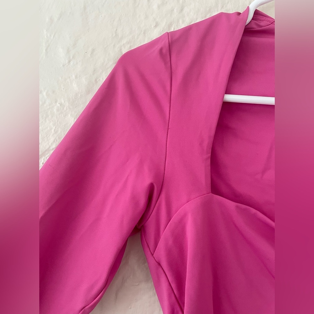 Women Qinsen bright pink thong style long sleeve square neck bodysuit; Size M - Picture 4 of 6